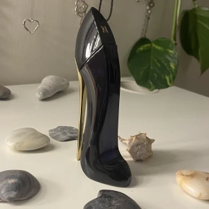 Carolina Herrera Good Girl - Säljer den populära parfymen Carolina Herrera Good Girl då jag inte fått så mycket användning av den💋💄 Parfymen är endast använd ett fåtal gånger (se bild tre) och flaskan har inga defekter!! ❣️nypris 770kr❣️ 