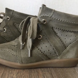 Säljer mina Isabel marant skor i strl 41 passar dock mig som vanligtvis bär 39 då dem är vaäldogt små i strl!!!💕 - Har en liten fläck på ena skon därav priset men annars e dem verkligen som nya, inga slitningar elr Annan smuts Vid snabb affär kan pris diskuteras