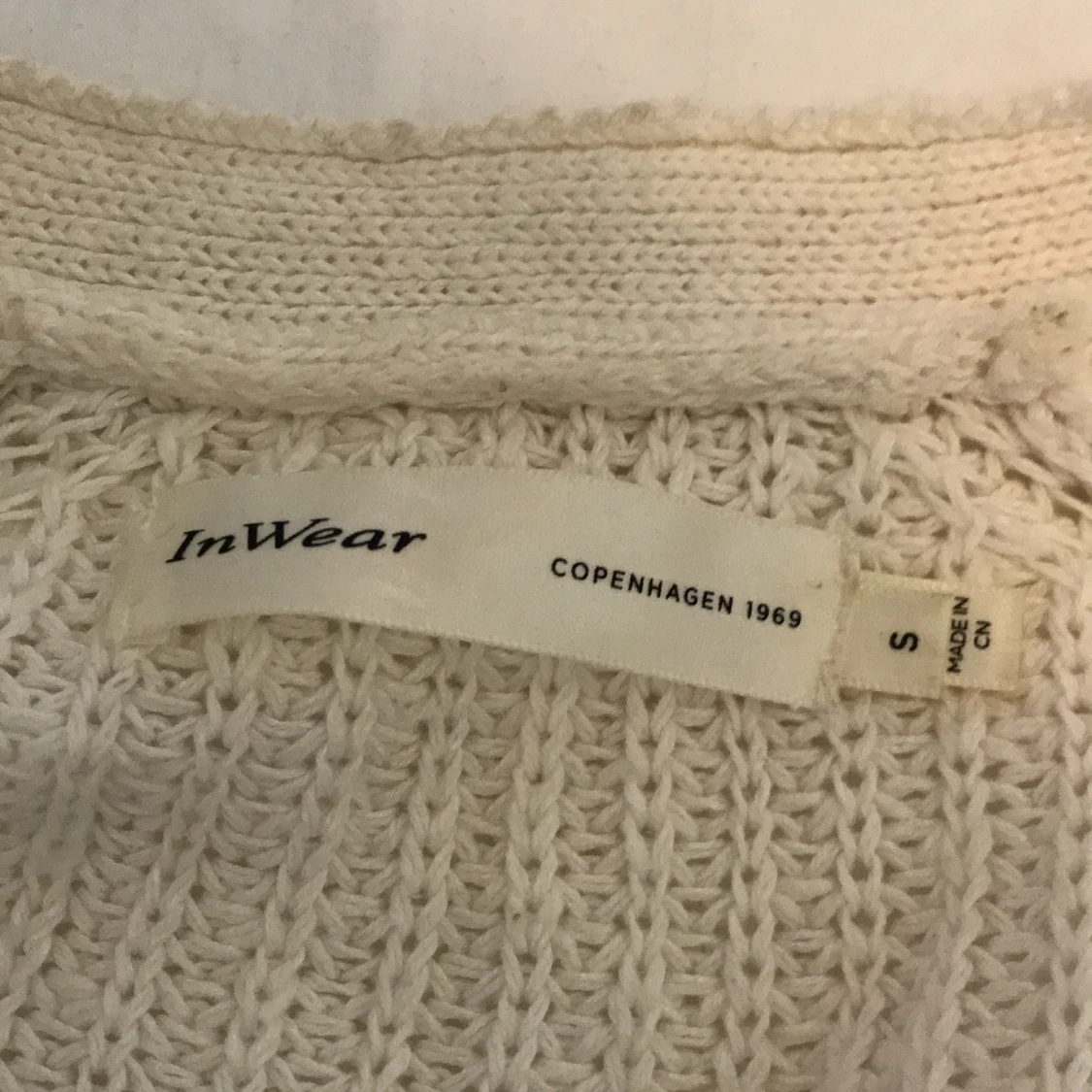 Benvit Stickad kofta  - 91