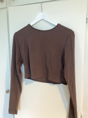 Långärmad tröja  - Långärmad, croppad tröja från Weekday 🤎 Använd fåtal gånger, jättefint skick. Liten i storleken! 