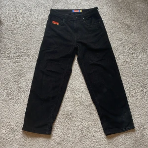 👁️Empyre byxor👁️ - Empyre byxor i Manchester tyg. Väldigt bra skick bara ett litet hål längst ner som knappt märks👁️ 