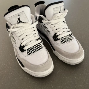 Jordan 4 retro military black - Hej jag säljer mina Jordan 4 i jättefint skick, använda typ 3 gånger skick 9/10 hör av er vid frågor!!