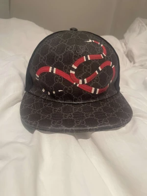 Gucci snake keps  - Hej säljer denna Gucci snake keps i storlek S.  Inte min keps utan min vän som vill sälja den.  Snabbaffär 2200 Fräsch o såklart äkta 