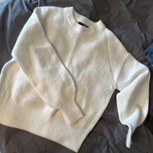 Stickad tröja  - Jätte fin stickad tröja från Bikbok! Knappt använd. Pris går att diskuteras 🩷