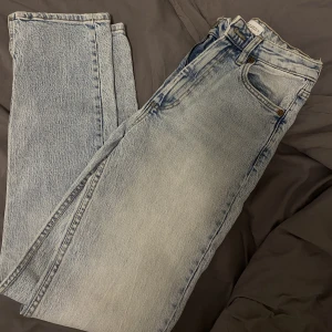 Ljusblåa Zara Jeans  - Säljer dessa ljusblåa jeans från zara, i storlek 34. Slits nere vid foten, fina och sitter bra. Inga hål eller fläckar. Använd 1 gång. 