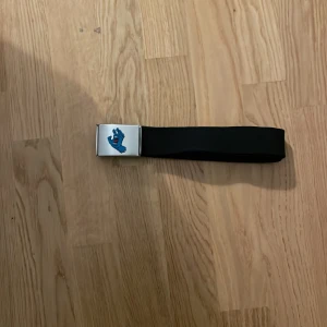 Santacruz bälte - Tja säljer ett par feta santacruz bälte, i mycket bra skicka! Tveka inte vid frågor, priset kan diskuteras! 