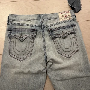 Feta True Religion Relaxed Baggy - Ett par riktigt feta True Religions med med en skön baggy passform. Lite distressed, riktigt snyggt på framsidan. Nice wash. Dm för frågor och vid intresse.