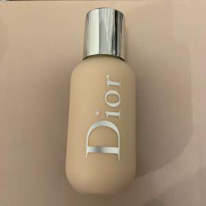 Hej! Säljer en helt ny och oöppnad dior foundation i färger 0W (0 warm). Den kommer i sin original förpackning😊nypris : 510kr