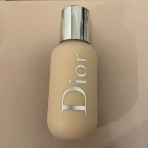 Dior foundation  - Hej! Säljer en helt ny och oöppnad dior foundation i färger 0W (0 warm). Den kommer i sin original förpackning😊nypris : 510kr