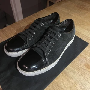 Lanvin skor - Säljer ett par lanvin skor i fint skick. Färgen är svart/väldigt mörkblå. Dustbag medföljer. Storleken är UK 10, skulle säga att dom passar som bäst på 44. Hör gärna av er vid ytterligare frågor!🙌🏻