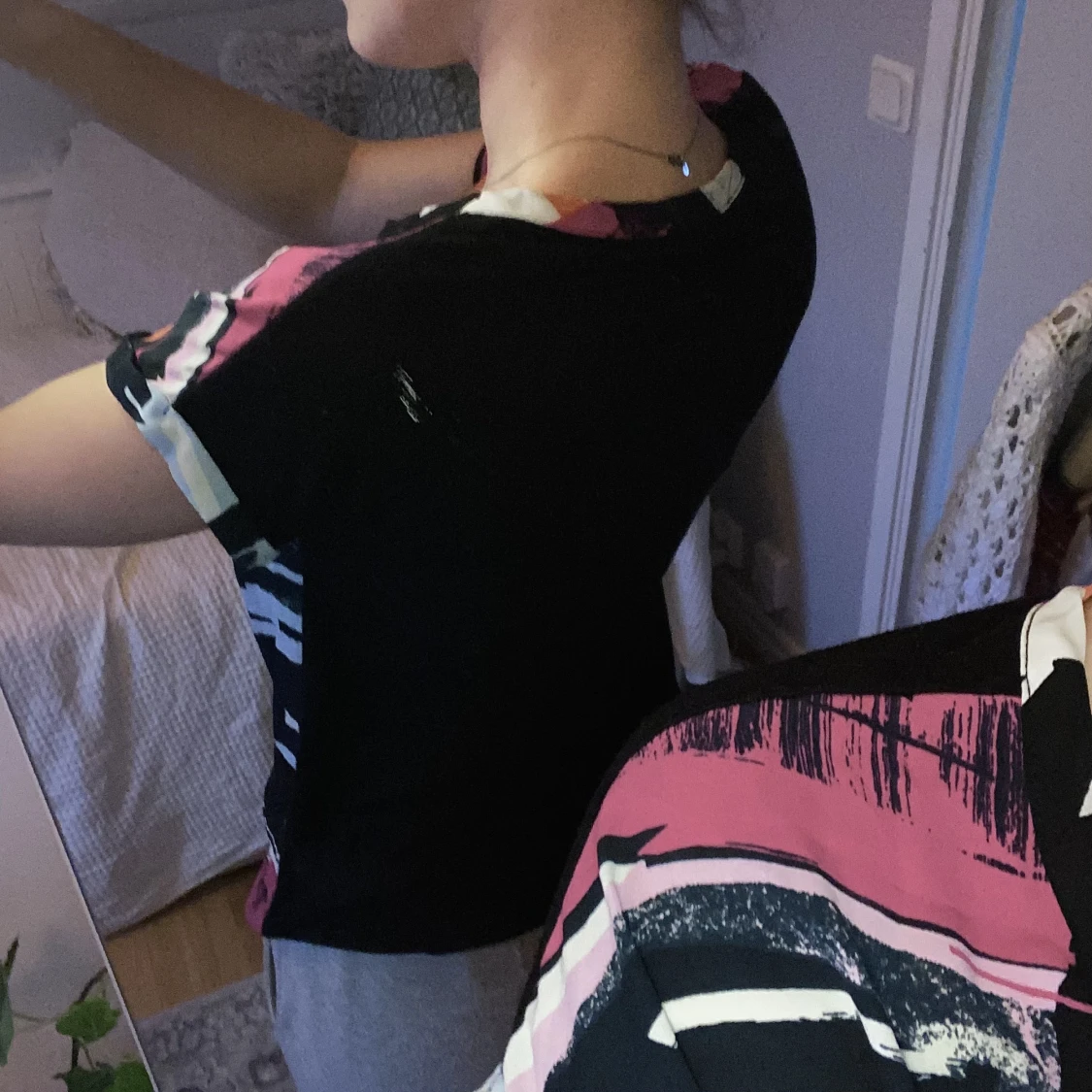 T-shirt med abstrakt mönster - 91