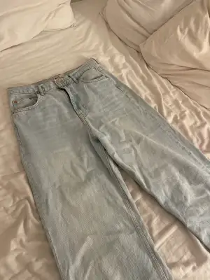 Säljer dessa ljusblåa jeans från Gina i modellen ”perfect jeans”. Köptes för ett år sedan ungefär men knappt använda. Jag är 173 och dom är nästan lite långa för mig. Skriv för frågor eller tryck på ”köp nu”!🙌🏽