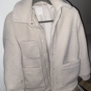 Gosig höstjacka - Säljer nu min mysigaste jacka då den börjar bli för liten för mig. Det är en kort kappa som slutar ungefär under rumpan. Sparsamt använd 1 höst Cremevit