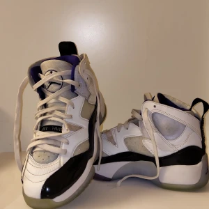 Jumpman Two Trey - Lila, vita och svart. Använda men ser ut som nya. 