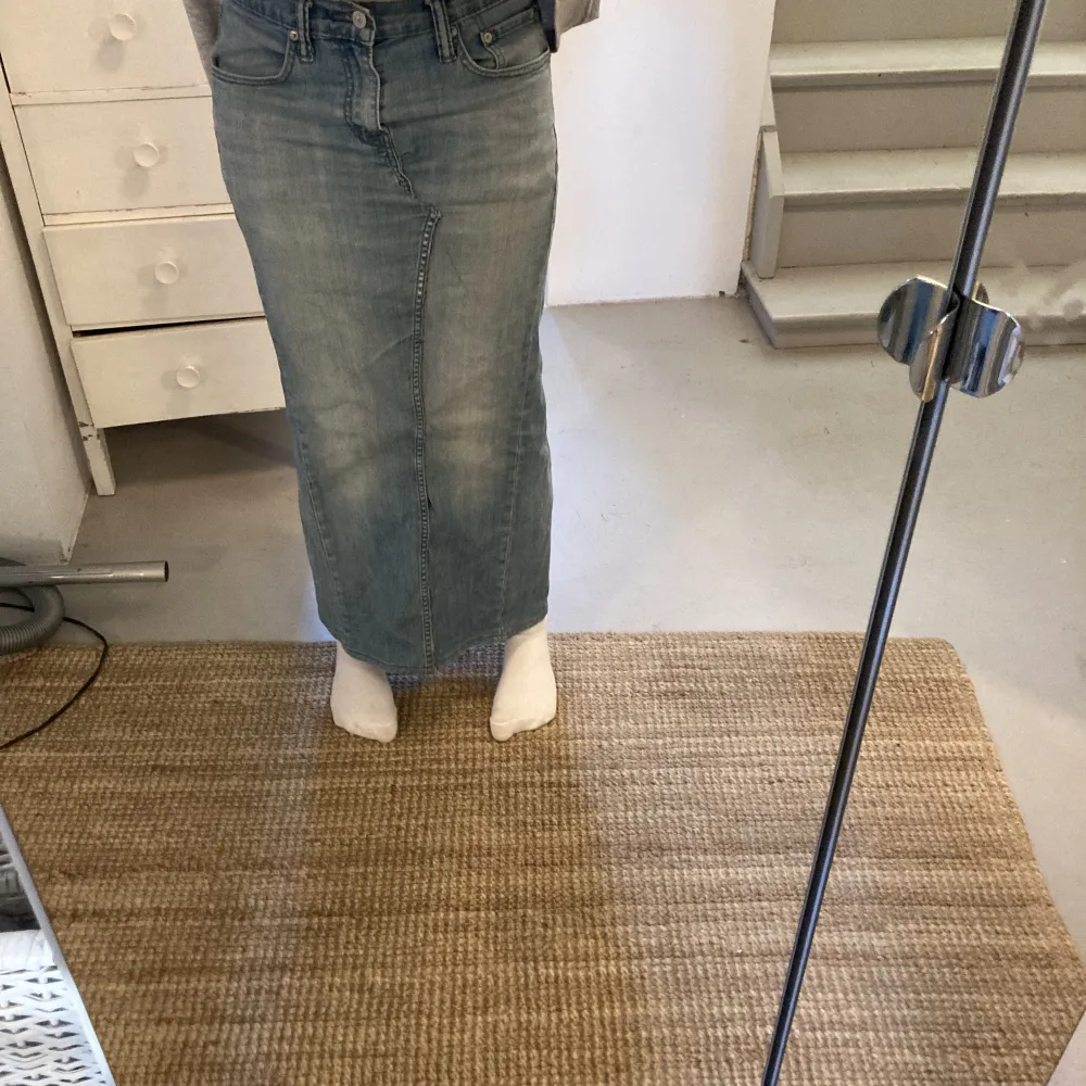 Sydde om ett par gamla levis jeans till en kjol och tänkte testa att sälja, har aldrig använt och den är i bra skick . Kjolar.