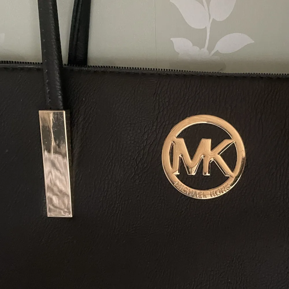 MK väska✨ Inte äkta! Säljs pga inte har kommit till användning. Du står för frakten💗. Väskor.
