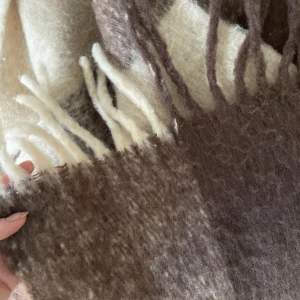 Halsduk Carin Wester - Säljer dena mjuka och varma halsduk från Carin Wester. I princip oanvänd. Nyskick 