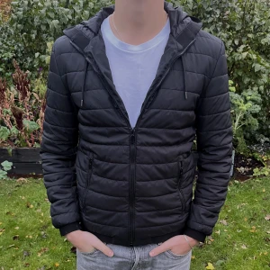 Zara jacka herr  - Schysst ZARA jacka i nyskick med inga defekter. Storlek: L men passar även M