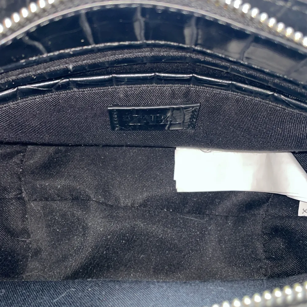Jättesnygg väska från Zara! Superfint skick, nypris 400kr, säljer för 150kr🫶🏼🫶🏼. Väskor.