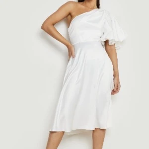 Vit klänning - Helt oanvänd klänning från boohoo i storlek 40 som även passar en 38a som jag inte hann returera därav säljer jag den.