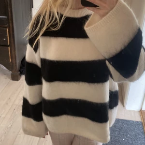 Stickad tröja  - Slutsåld stickad tröja från h&m!💕använd endast en gång och köparen står för frakten 💕💕