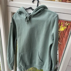 Sage green Hoodie - Sage grön hoodie med relaxed fit. Älskar denna hoodie men sträcker mig inte efter den längre🥲