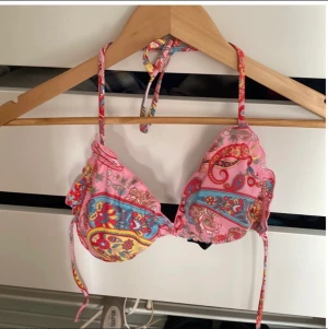 Bikini  - Säljer en helt oanvänd bikini från Shein i storlek M. Den är testad men underkläder under och är tvättad i 60 grader 