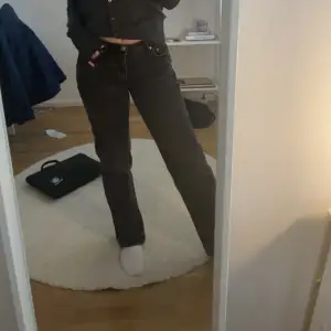 Säljer mina svarta lågmidjade jeans för att de blivit för små. Storlek 36 men mer mot en 34. Jag är 165! Bra skick!