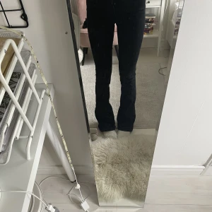 JEANS  - Jättefina svarta low/ mid waist jeans säljer då de är långa på mig 💗