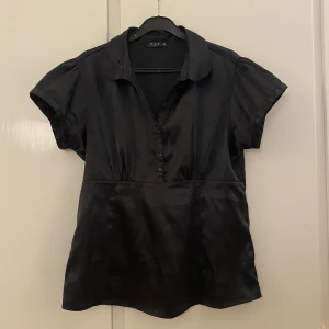 Svart siden blus - Jag är xs s men den sitter fint på mig tycker jag