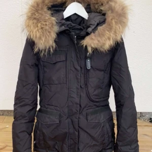 Hollies Jacka - En snygg och välbehållen vinterjacka av märket hollies. Använd 1 vinter. Köpt för 4999kr. 