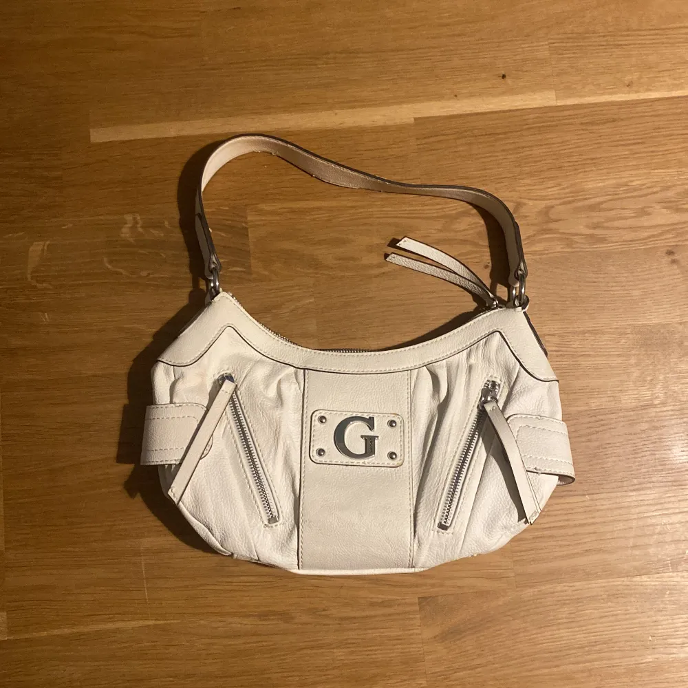 Väska från Guess köpt secondhand men aldrig använd, väldigt bra skick💕. Väskor.