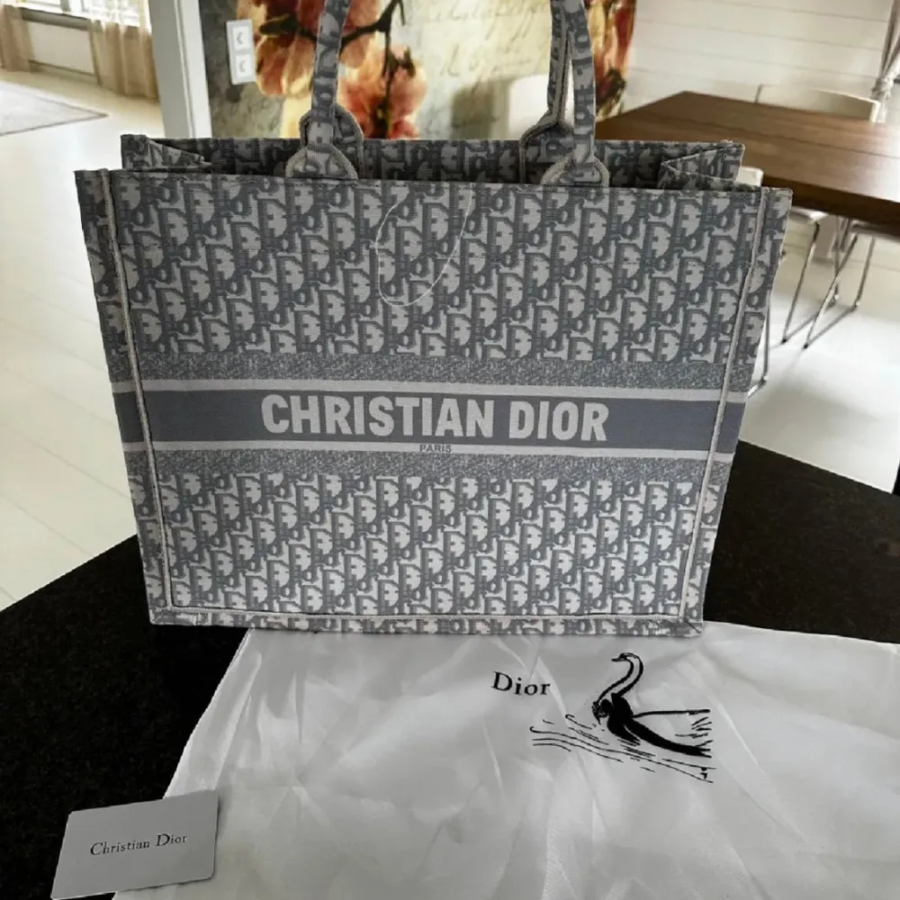 Säljer en Christian Dior book tote som är en A-kopia. Om du vill ha mer bilder skriv till mig.. Väskor.