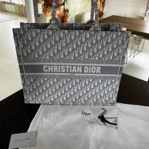 Säljer en Christian Dior book tote som är en A-kopia. Om du vill ha mer bilder skriv till mig.