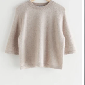 And other stories  - Jeg  Søker disse and other stories t- skjortene i str xs.  Beige, grå eller rosa. Si ifra vis du selger