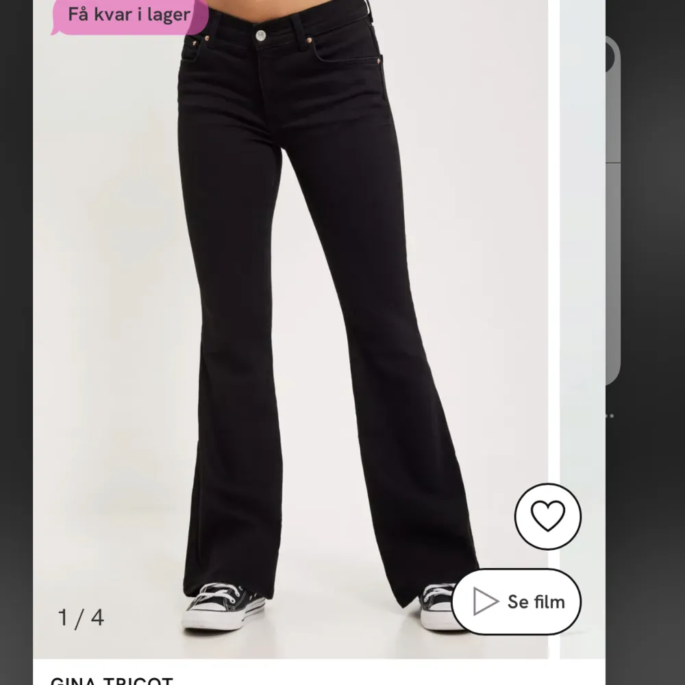 super fina low waist bootcut jeans som är köpta på nelly för 500kr. Slutsålda för tillfället! Jeansen är använda men har inga defekter. Jeans & Byxor.