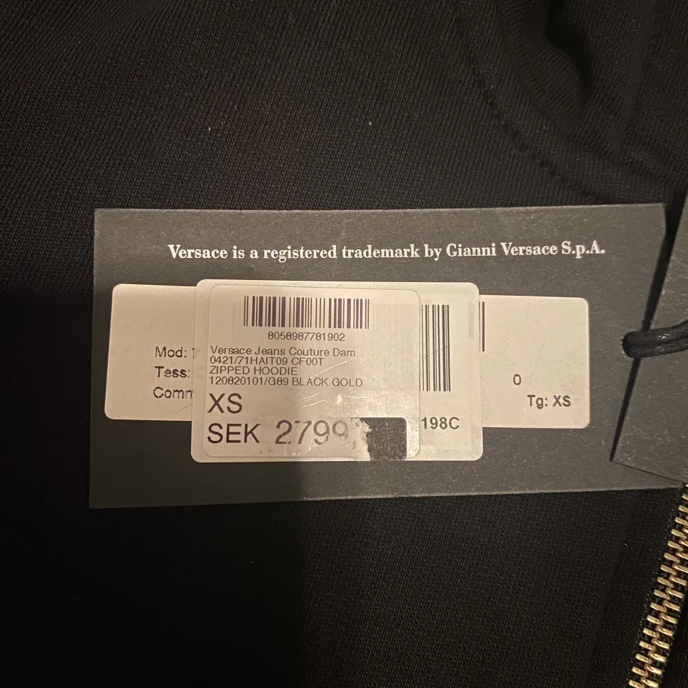 Helt ny Versace dress med tryck på ryggen Nypris runt 4500 Jag har inte kvittot kvar men prislapparna sitter på, på både byxorna och koftan. Hoodies.