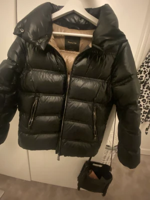 Massimo dutti jacka  - Säljer denna tvär snygga, populära Massimo dutti jackan i nyttskick❤️ nypris= 2000kr.  Jackan har aldrig andvänts