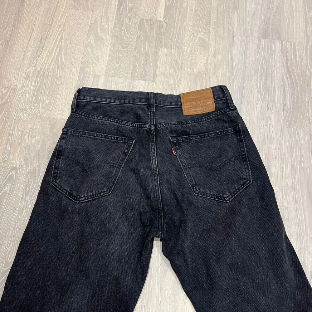 Hej! Jag säljer ett par Levis Lot 50's straight jeans i storlek W30 L32. Dessa  jeans är klassiska och tidlösa med en rak passform. De är i bra skick och har inga skador.. Jeans & Byxor.