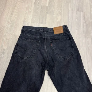 Levi's Jeans straight leg - Hej! Jag säljer ett par Levis Lot 50's straight jeans i storlek W30 L32. Dessa  jeans är klassiska och tidlösa med en rak passform. De är i bra skick och har inga skador.