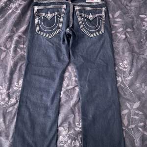 True Religion jeans i bra skick, storlek 100cm i omfånge runt midja, 102cm ytterbenslängd och 75cm innerbenslängd