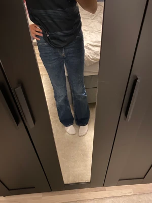 Blåa jeans  - Skit snygga blåa flared jeans som helt enkelt bara dammar i garderoben och önskar vill säljas. Är ganska lång 174 så skulle vara as snyggt på tjejer 165+! Fler bilder och priset går gärna att diskutera❤️