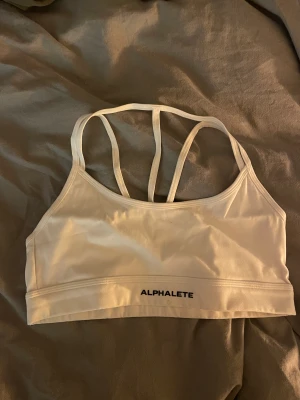 Sportbh alphalete - Alphalete sport-bh med snygg rygg. Storlek M. 