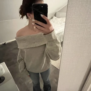 Stickad tröja  - Jätte fin offshoulder tröja, använd några fåtal gånger. Jätte fint skick. Säljer denna pga kommer inte till användning🤍
