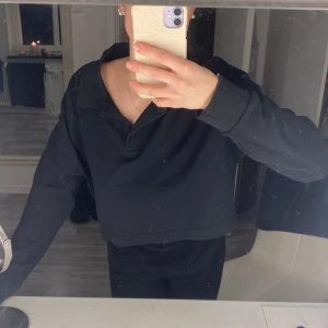 Tröja från zara  - Långärmad tröja från zara som är i en lite kortare modell. Bara testad så den är i nyskick. Där finns fler knappar som man kan knäppa om man skulle vilja. 