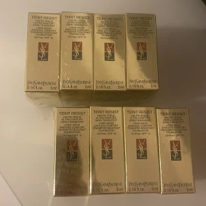 Ysl - Yves Saint Laurent foundation testar i färgen 8 (lite mörkare, kan användas som contour också). 12 stycken i ett paket. 