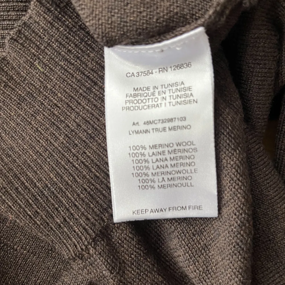 Säljer nu denna 100% merino ull tröja från J.Lindeberg i toppskick! Storlek L men sitter mer som M. Skriv vid minsta fundering eller för fler bilder!. Tröjor & Koftor.