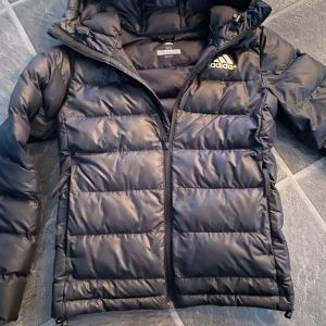 Adidas jacka - Jättefin adidas jacka i väldigt bra skick och bara använt ett fåtal gånger. Storleken är xs. Nypris 800, pris kan diskuteras 