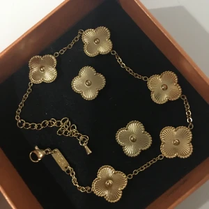 Armband och örhängen  - Detta fina sett i Van Cliffe ( Kopia ) Helt nytt och oanvänt det är tyngd i armbandet så hög kvalitet . Örhängen och armband. 