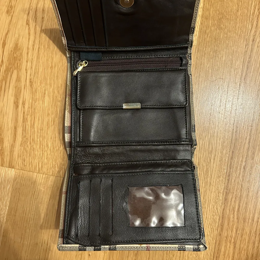 Vintage wallet. OK condition. . Väskor.